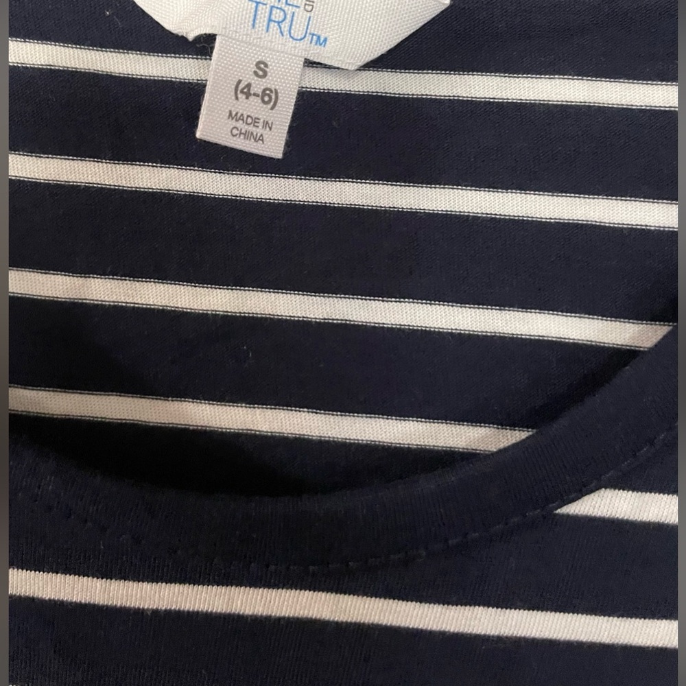 🔴 3/$12 Time and Tru Women’s Navy and White Striped Cinched Top! NWT! Size (4/6) - Picture 2 of 3
